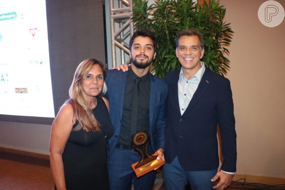 Rodrigo Simas foi eleito o Melhor Ator de 2018 pela Associação de Imprensa da Barra da Tijuca