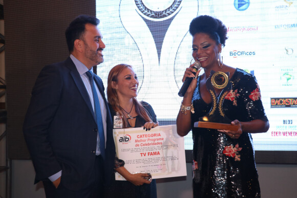 Adriana Bombom representou o programa 'TV Fama', eleito o melhor no segmento de celebridades, e recebeu o troféu e o diploma das mãos dos jornalistas Fábio Ramalho e Graça Paes