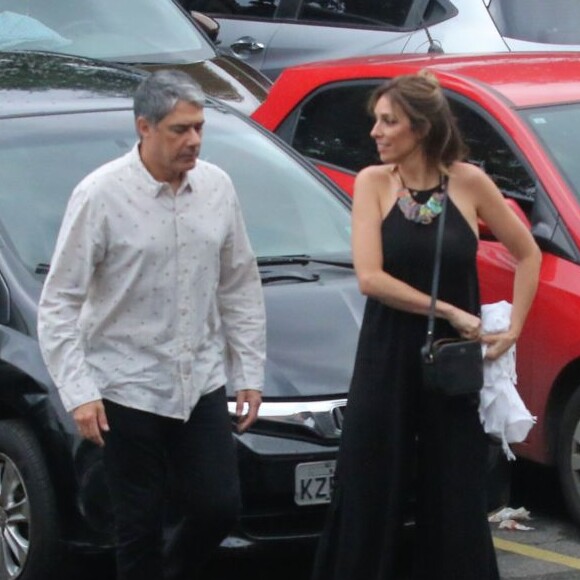 William Bonner e Natasha Dantas na chegada ao teatro