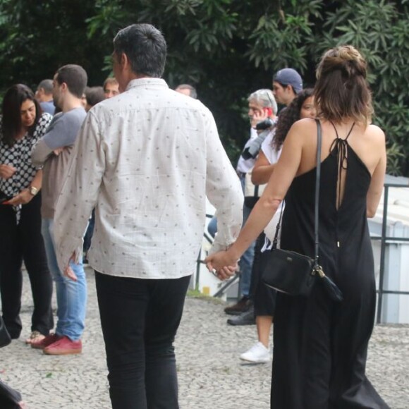 William Bonner e Natasha Dantas entraram de mãos dadas no local do evento