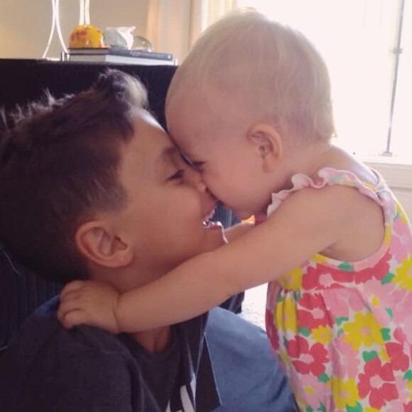 Eliana mostrou os filhos, Arthur e Manuela, em clima de afeto entre irmãos neste domingo, 9 de dezembro de 2018