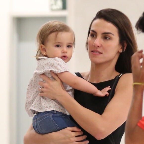 Mel Fronckowiak foi fotogtrafada com a filha, Nina, no Shopping da Gávea, zona sul do Rio, nesta terça-feira, 11 de dezembro de 2018
