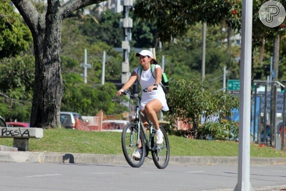Malu Mader exibe boa forma em durante passeio de bicicleta, no Rio