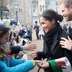 Meghan Markle impressionou ao dar autógrafo em um compromisso antes do casamento com príncipe Harry