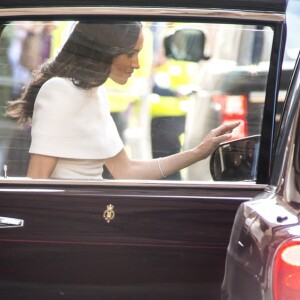 Meghan Markle questionou quem deveria entrar primeiro no carro em um evento com a rainha Elizabeth II
