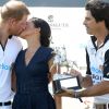 Meghan Markle e príncipe Harry trocaram beijo após uma partida beneficente de polo em Windsor e impressionaram a imprensa internacional