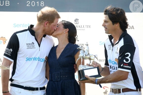 Meghan Markle e príncipe Harry trocaram beijo após uma partida beneficente de polo em Windsor e impressionaram a imprensa internacional
