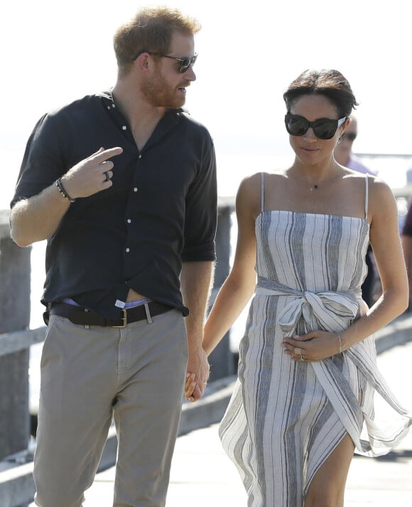 Meghan Markle exibiu as pernas com um look com fenda na Austrália. A família real orienta os membros a usarem roupas abaixo do joelho e não mostrem o colo