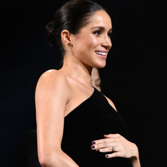 Meghan Markle quebrou os protocolos da família real ao exibir unhas escuras. Esmaltes com cores vibrantes são considerados 'vulgares' pela realeza