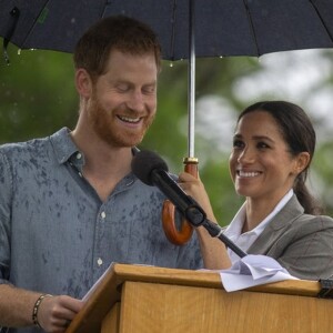 Meghan Markle quebrou protocolos ao segurar o guarda-chuva para príncipe Harry na Austrália