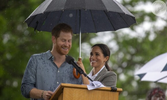 Meghan Markle quebrou protocolos ao segurar o guarda-chuva para príncipe Harry na Austrália