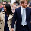 Meghan Markle e príncipe Harry infringem as regras da família real ao andarem de mãos dadas