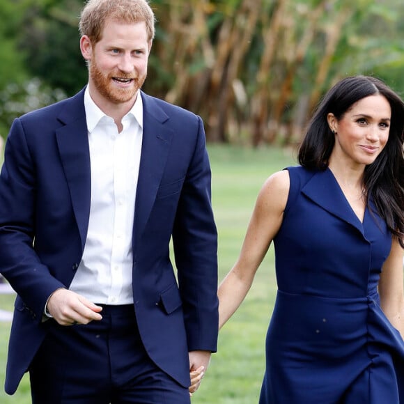 Meghan Markle e príncipe Harry são frequentemente fotografados de mãos dadas