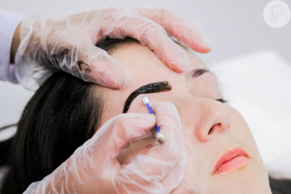 O megahair de sobrancelhas pode ser feito em quem já possui outros tipos de correções de sobrancelha, como henna, dermopigmentação ou micropigmentação