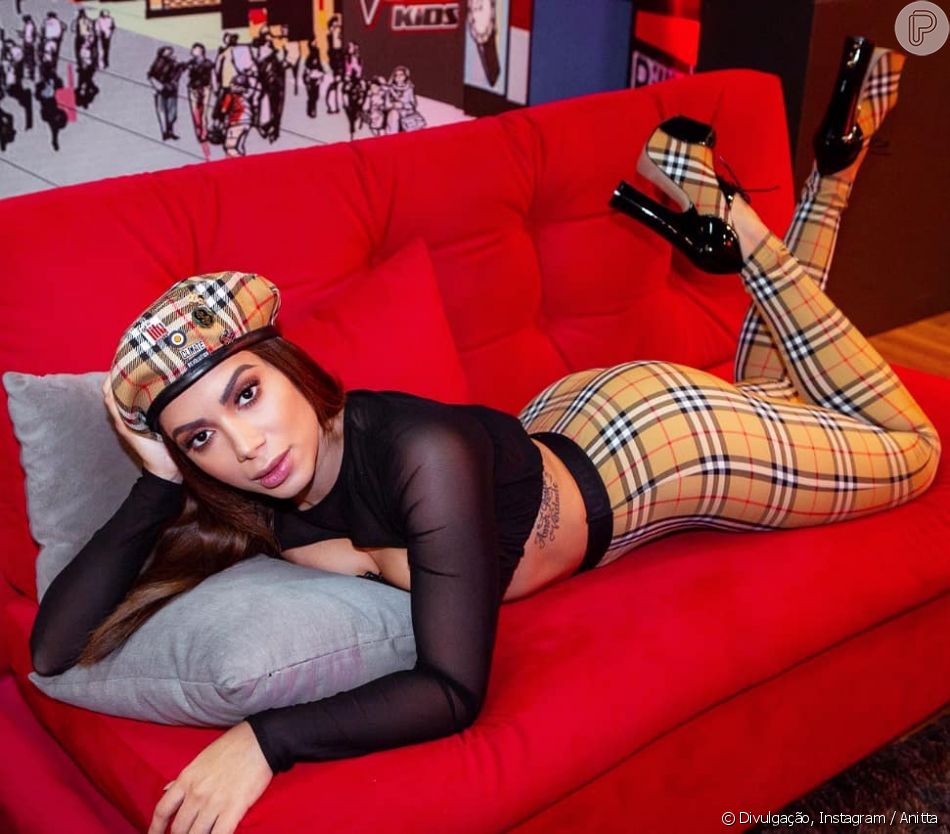 Anitta Roubou A Cena Em Um Look Da Grife Burberry Nesta Quinta Feira De Dezembro De