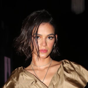 Bruna Marquezine posou coberta apenas por plumas