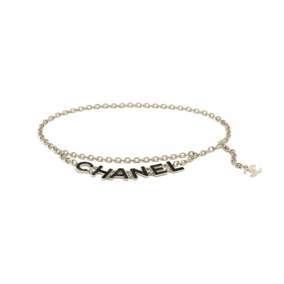 Bruna Marquezine usou cinto da Chanel com nome e logo da marca: o acessório custa R$ 6,8 mil