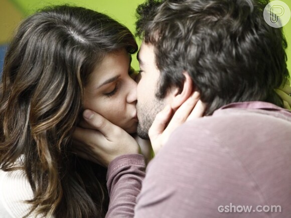 Manu (Chandelly Braz) e Davi (Humberto Carrão) se beijam, em 'Geração Brasil', em 17 de setembro de 2014