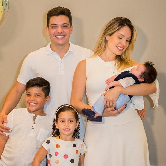 Wesley Safadão contou que evita mostrar o rosto do filho Dom por causa de haters