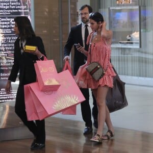 Na quinta-feira antes do Natal, Bruna Marquezine foi às compras em shopping na Barra da Tijuca