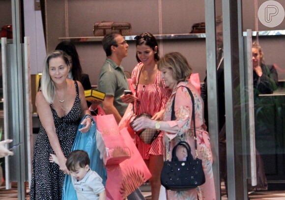 Bruna Marquezine interage com outros clientes ao deixar a loja da Gucci