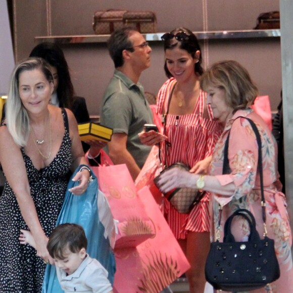 Bruna Marquezine interage com outros clientes ao deixar a loja da Gucci
