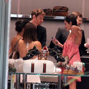 Bruna Marquezine fez compras na loja da Gucci do shopping Village Mall