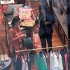 Bruna Marquezine escolhe itens na loja da grife Gucci em dia de compras