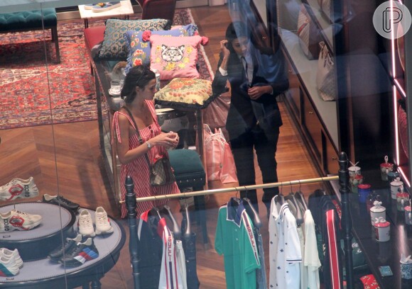 Bruna Marquezine escolhe itens na loja da grife Gucci em dia de compras