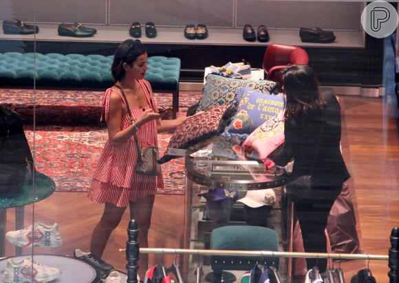 Bruna Marquezine fotografa almofada da Gucci na loja da marca