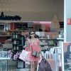 Bruna Marquezine, antes de entrar na loja da Gucci, caminhou pelo shopping cheia de sacolas