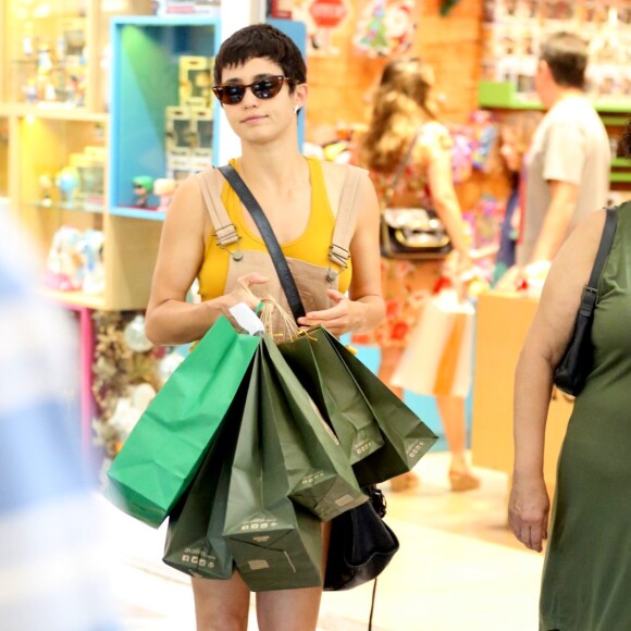Nanda Costa faz compras de Natal com Lan Lanh em lojas do Rio de Janeiro, em 22 de dezembro de 2018