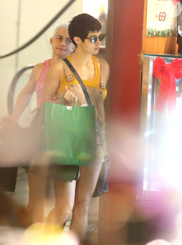Nanda Costa e Lan Lanh passeiam juntas em lojas do Rio