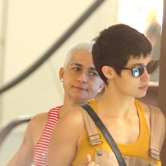 Nanda Costa e Lan Lanh passeiam juntas em lojas do Rio