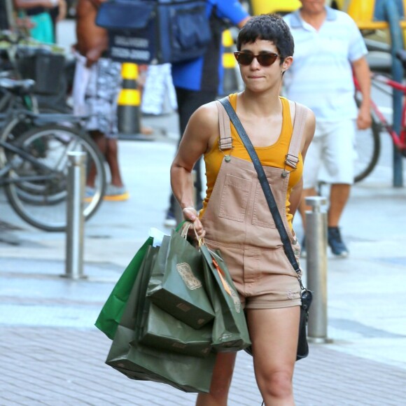Nanda Costa usa look confortável e fresco para fazer compras