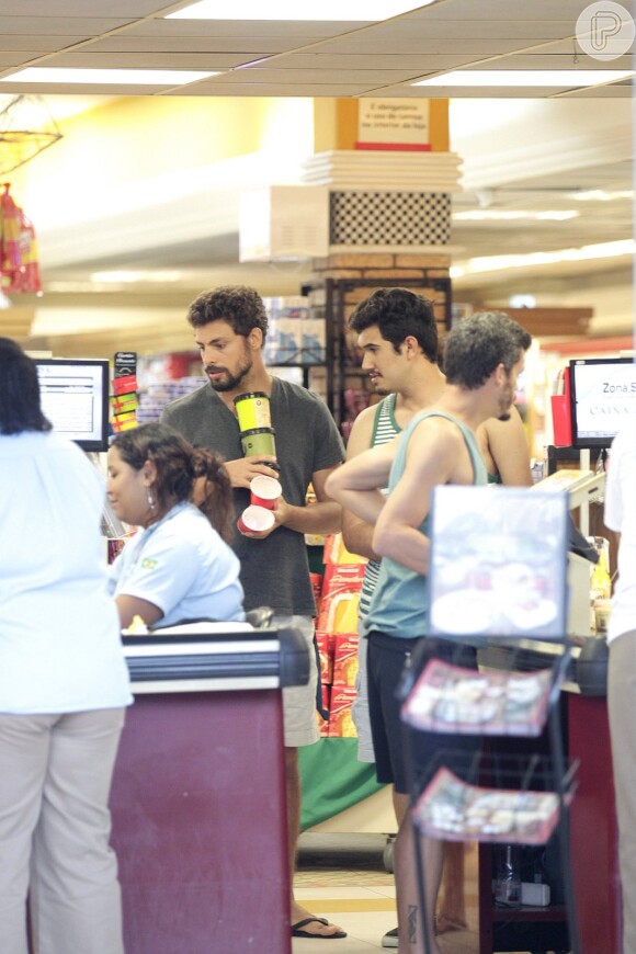 Cauã Reymond compra sorvete após passar temporada gripado