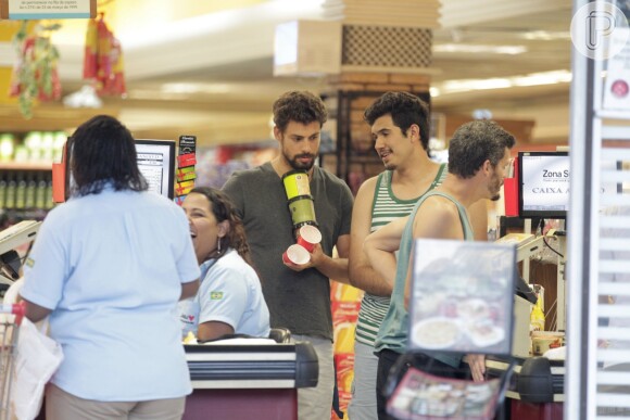 Cauã Reymond faz compras em supermercado no Rio na noite deste domingo, 13 de setembro de 2014