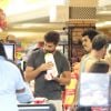 Cauã Reymond faz compras em supermercado no Rio