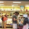 Cauã Reymond faz compras em supermercado no Rio na companhia de um amigo