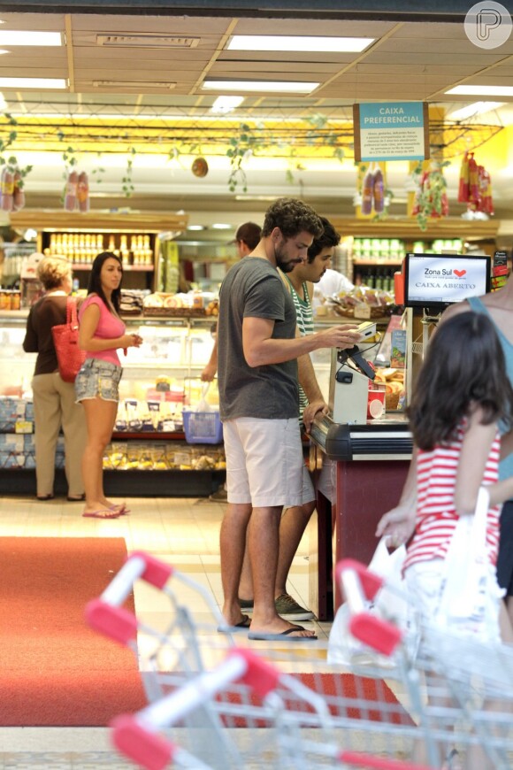 Cauã Reymond faz compras em supermercado no Rio na companhia de um amigo