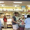 Cauã Reymond comprou sorvetes importados no supermercado Zona Sul, na Barra da Tijuca, no Rio