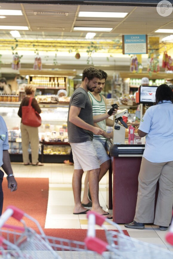 Cauã Reymond comprou sorvetes importados no supermercado Zona Sul, na Barra da Tijuca, no Rio