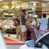Cauã Reymond faz compras em supermercado no Rio