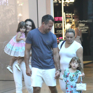 Malvino Salvador e Kyra Gracie contaram com uma ajuda de uma babá