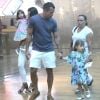 Malvino Salvador é fotografado com a família durante passeio no shopping Village Mall, na Barra da Tijuca, zona oeste do Rio de Janeiro, neste domingo, 23 de dezembro de 2018