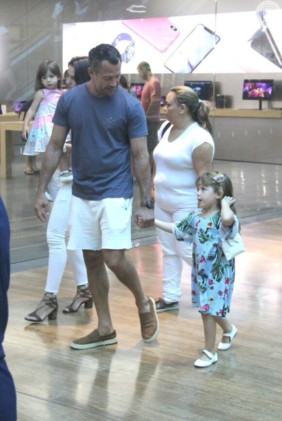 Malvino Salvador é fotografado com a família durante passeio no shopping Village Mall, na Barra da Tijuca, zona oeste do Rio de Janeiro, neste domingo, 23 de dezembro de 2018