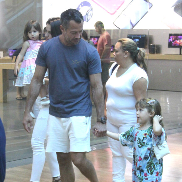 Malvino Salvador é fotografado com a família durante passeio no shopping Village Mall, na Barra da Tijuca, zona oeste do Rio de Janeiro, neste domingo, 23 de dezembro de 2018