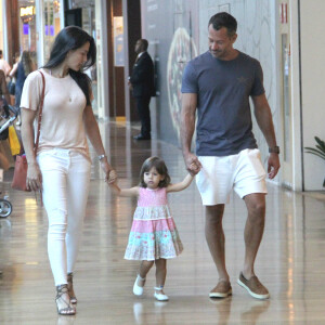 Malvino Salvador é fotografado com a família durante passeio no shopping Village Mall, na Barra da Tijuca, zona oeste do Rio de Janeiro, neste domingo, 23 de dezembro de 2018
