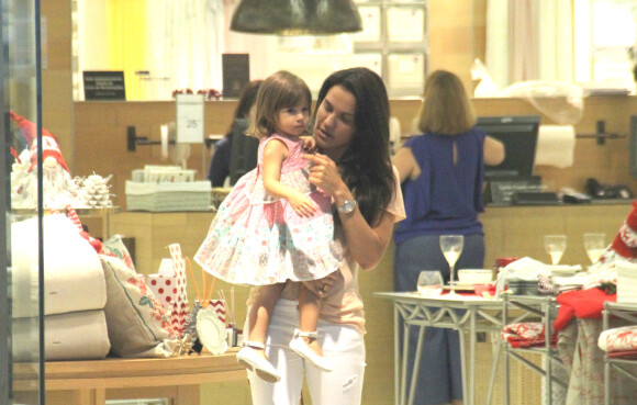 Malvino Salvador é fotografado com a família durante passeio no shopping Village Mall, na Barra da Tijuca, zona oeste do Rio de Janeiro, neste domingo, 23 de dezembro de 2018