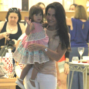 Filhas de Malvino Salvador chamam atenção por look floral e sapatos iguais em passeio em família